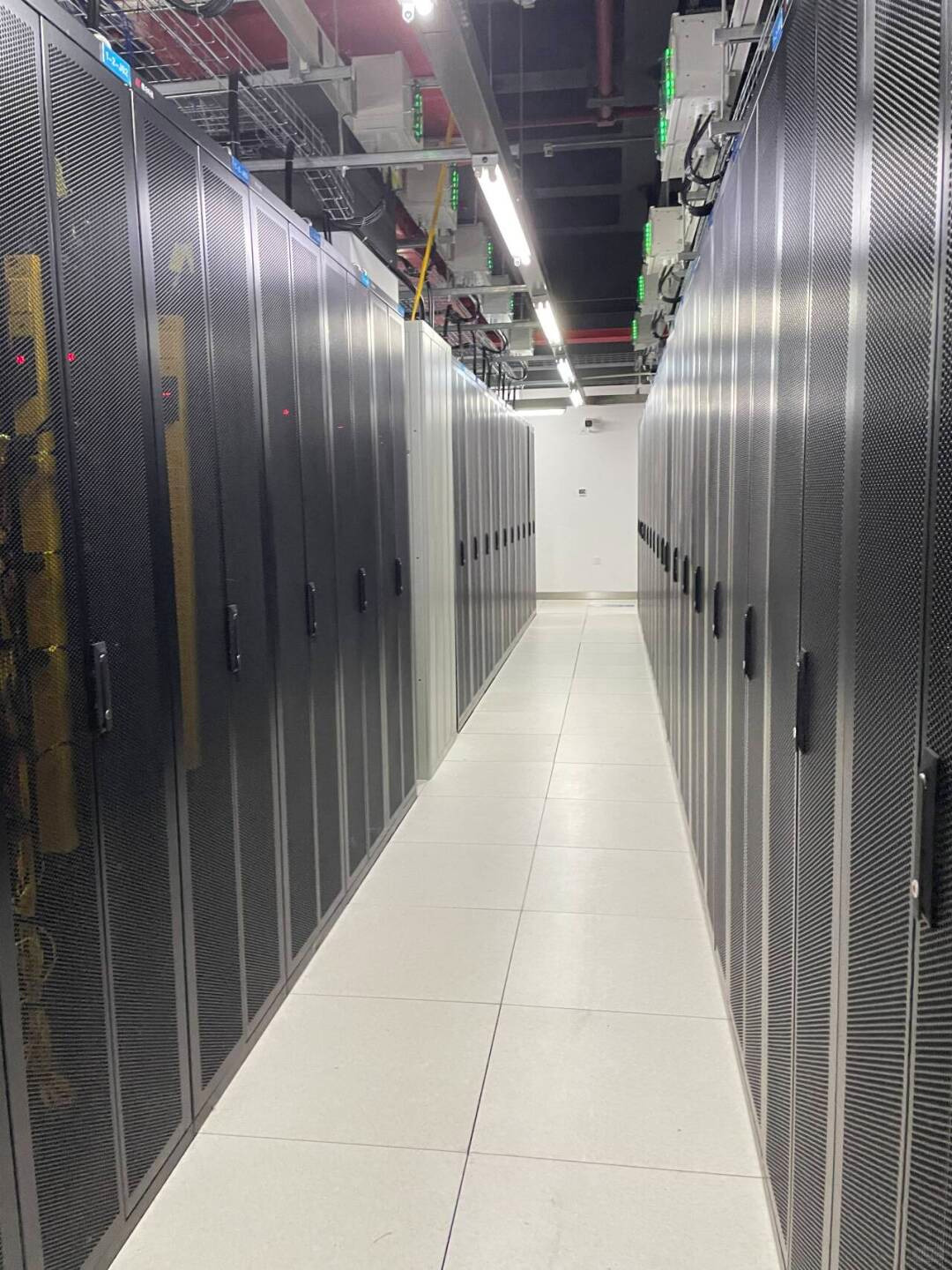 林德纳机房防静电地板全解析：从静电防护到系统运维的实战指南